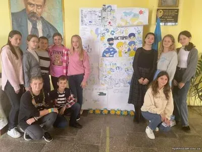 Фото 1 з 2: Виховна година "Листівка для захисника України"