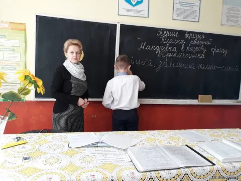 Фото 2 з 3: Урок української мови